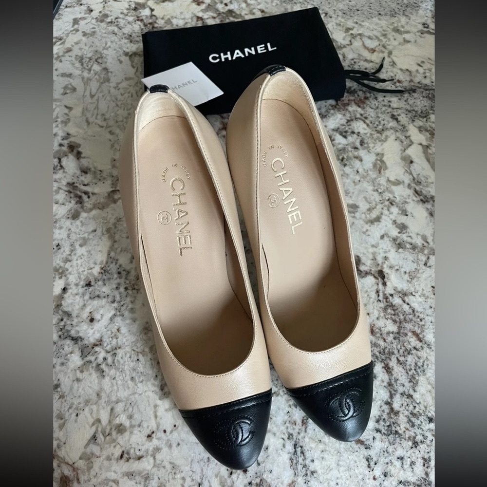 Chanel 18C Classic CC Lambskin Leather Two Tone Heels Size 38.5/US 8